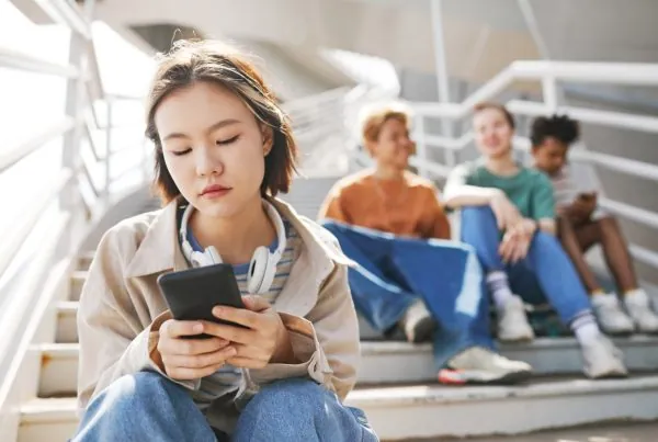 how does social media affect teens mental health